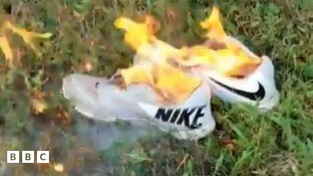 Ordelijk Zoeken 鍔 Why are people burning their Nikes? - BBC Newsround