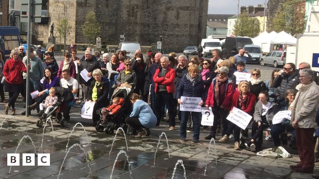 100 Yn Protestio Yn Erbyn Torri Arian Trochi Iaith Gwynedd Bbc Cymru Fyw