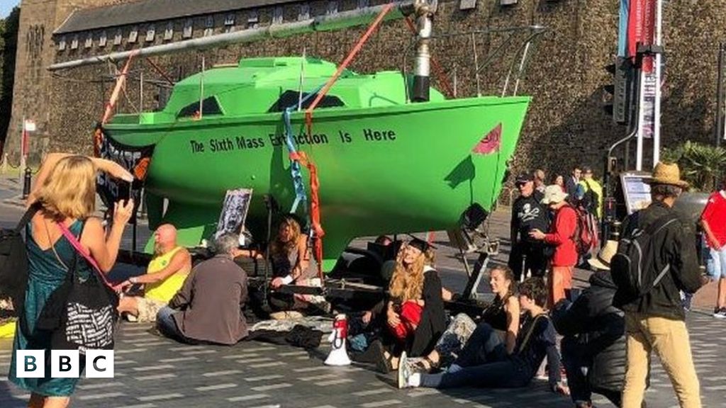 Protest Amgylcheddol Yn Cau Ffordd Yng Nghanol Caerdydd Bbc Cymru Fyw