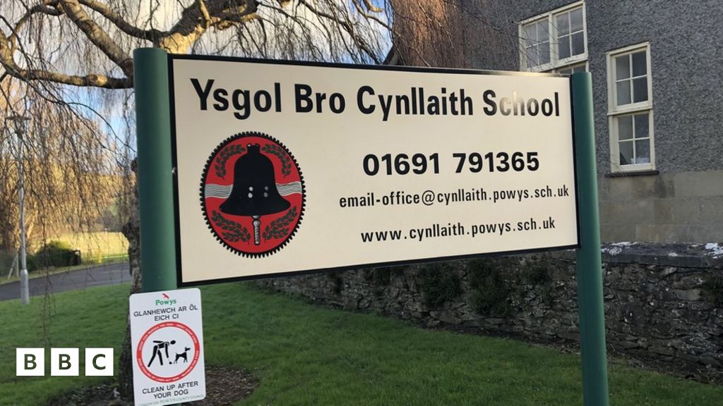 Galw am ysgol Gymraeg newydd yng ngogledd Powys - BBC Cymru Fyw