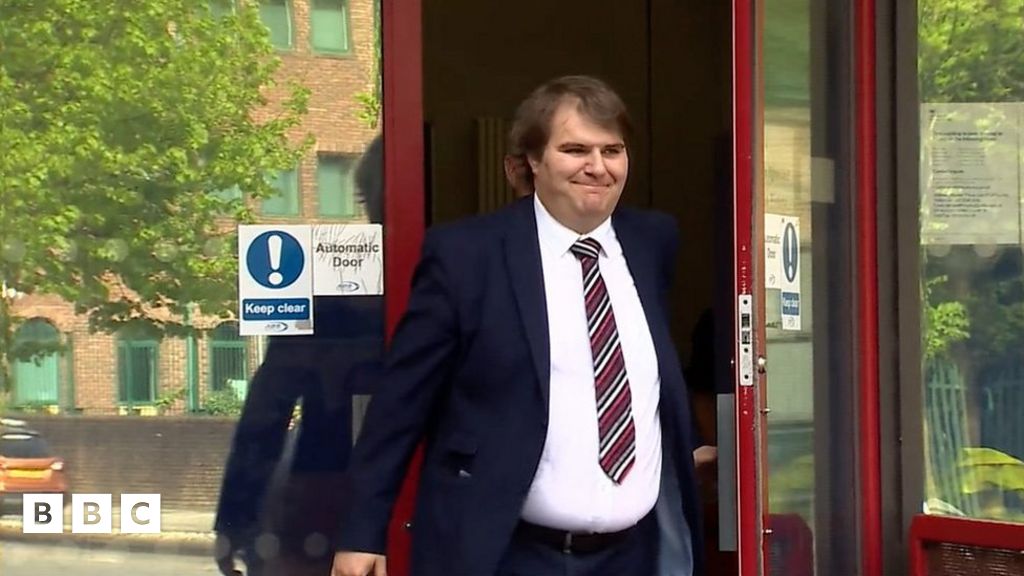 AS Penybont ar Ogwr yn pledio'n ddieuog i bedwar cyhuddiad BBC