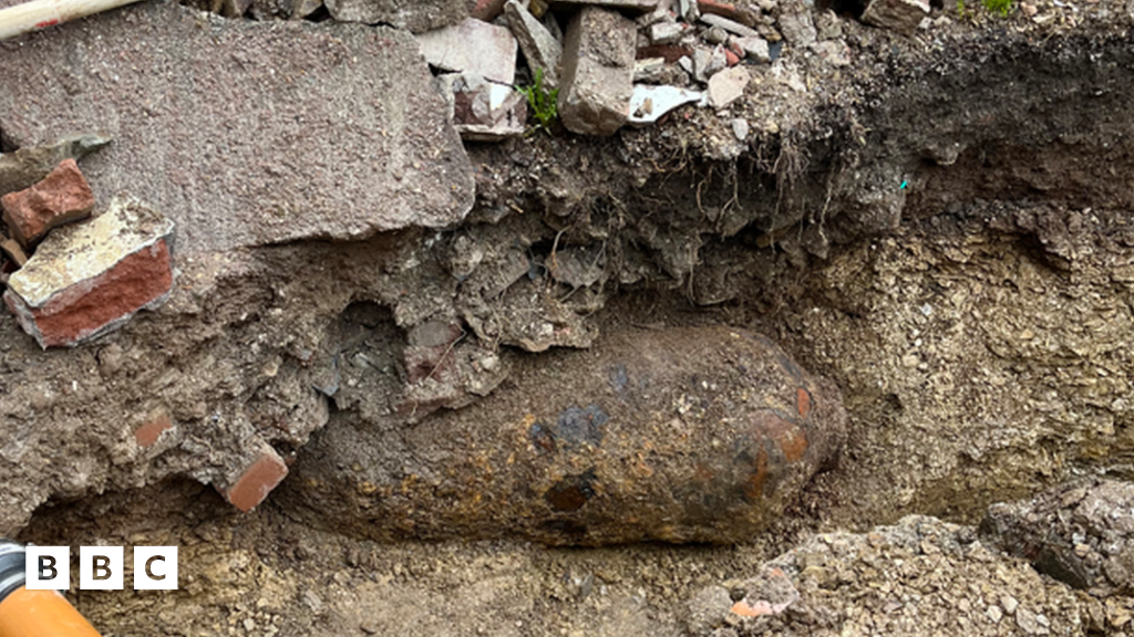 Plymouth Thousands allowed back home after WW2 bomb removal BBC