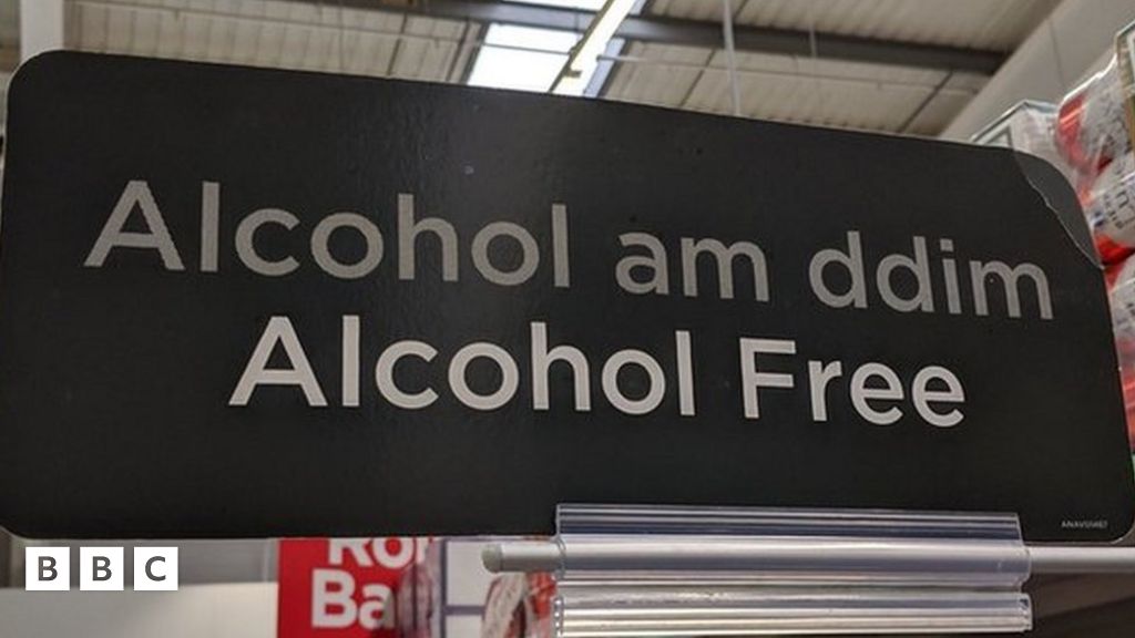 Arwydd yn archfarchnad Asda yn cynnig 'alcohol am ddim' BBC Cymru Fyw