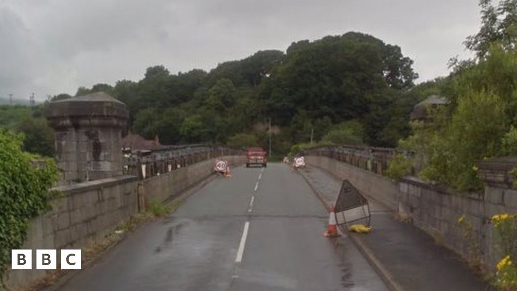 Gwaith ffordd ar bont Talycafn yn effeithio ar yrwyr BBC Cymru Fyw