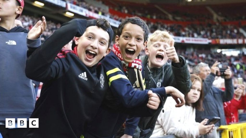 Youth FA Cup Final Young fans flock to watch Manchester United win BBC Newsround