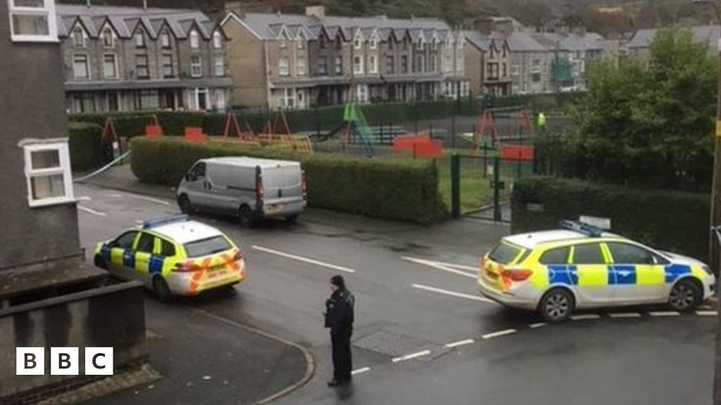 Gwarchae Blaenau Ffestiniog Dyn yn pledio'n euog i affräe BBC Cymru Fyw