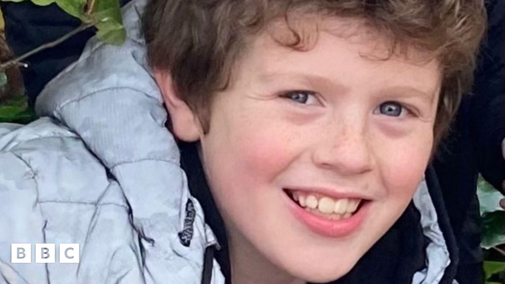 Cwest i farwolaeth bachgen gafodd ei anfon adre o&amp;#39;r ysbyty - BBC Cymru Fyw
