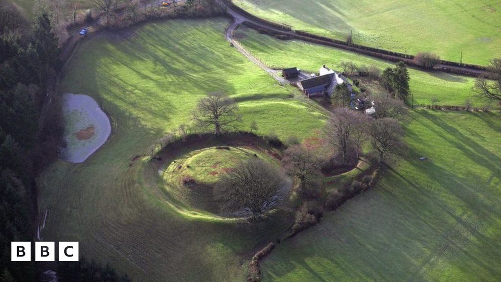 Galw am arwydd brown i ddenu pobl i Gastell Sycharth ym Mhowys - BBC ...