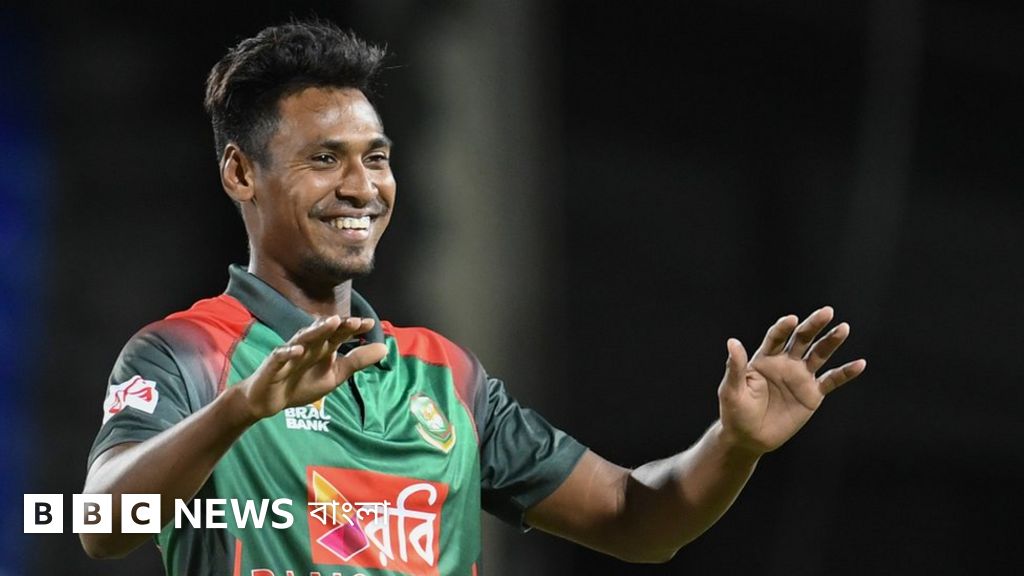 Bir yigit tik turgan qizni yalaydi