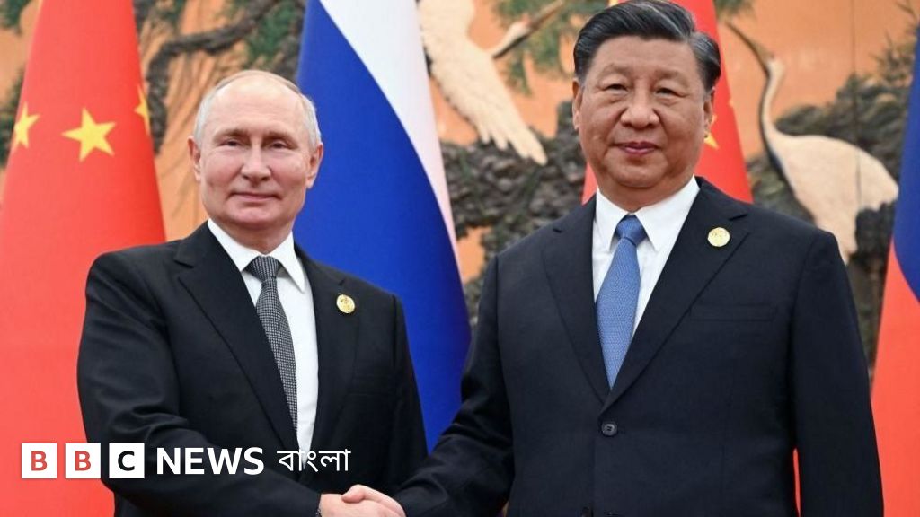 Bir odam sikilib, ogziga siydi MGU tualet porno