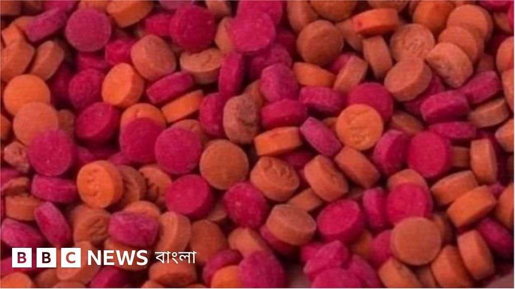 Bola mushukni yalab, barmoqlari bilan tegizadi