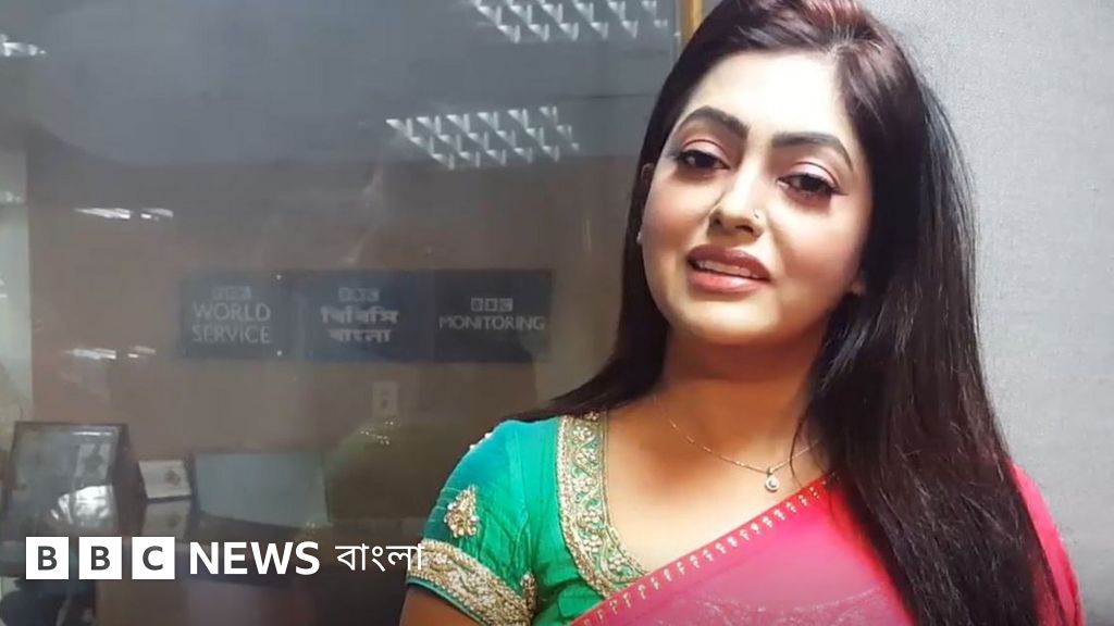 Erotik ichki kiyimlar va suzish kiyimlari namoyishi Yalangoch aktrisa Olga Kabo