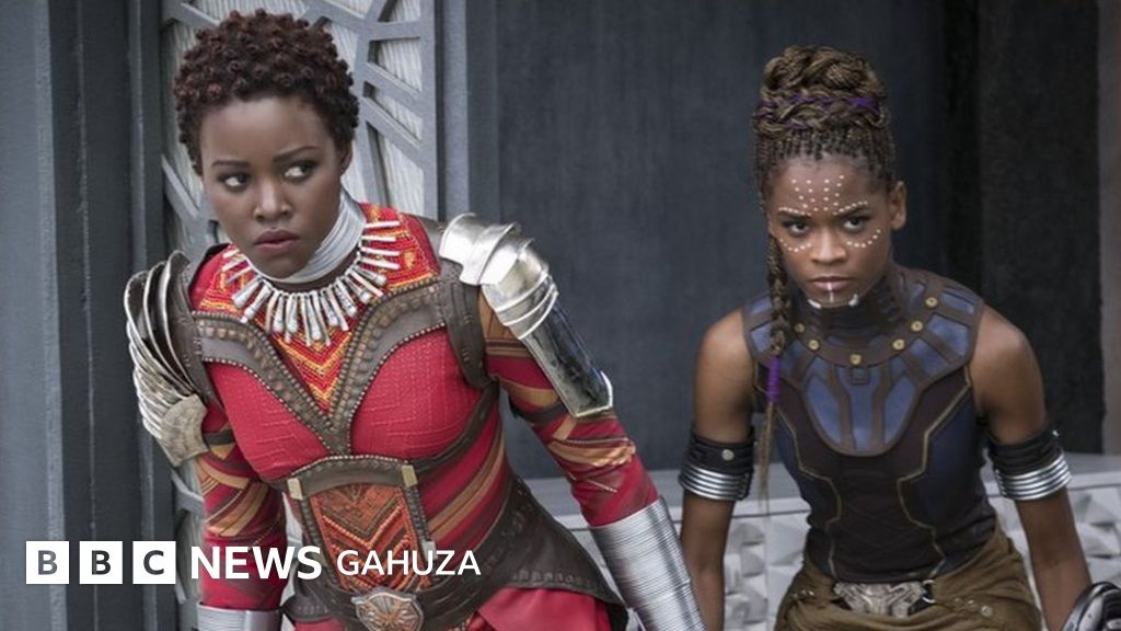 Hammomda semiz yosh yalangoch Yigit ayolning eshagini yalaydi