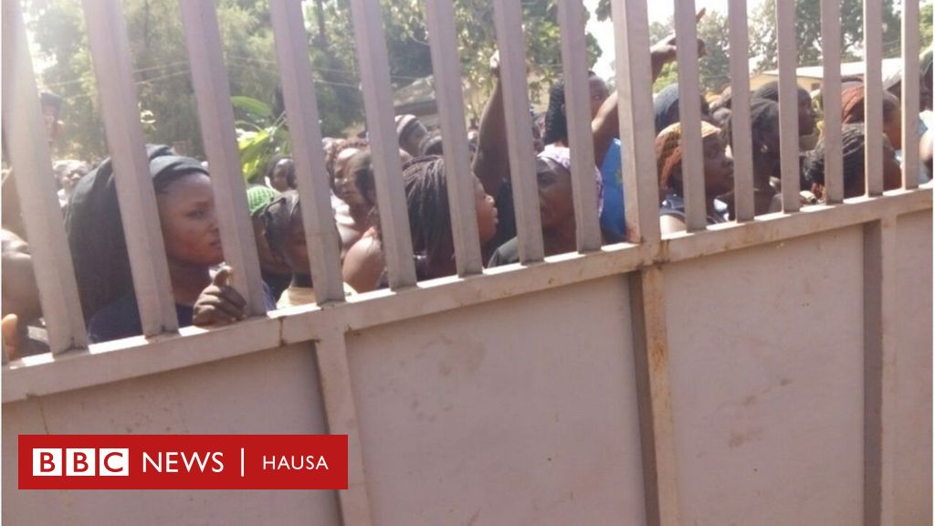Nigeria: Mata sun yi zanga-zanga tsirara, suka fasa motocin El-rufa'i - BBC News Hausa