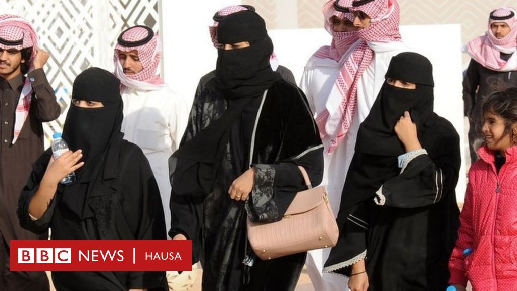 Matan Saudiyya na bore kan sanya abaya - BBC News Hausa