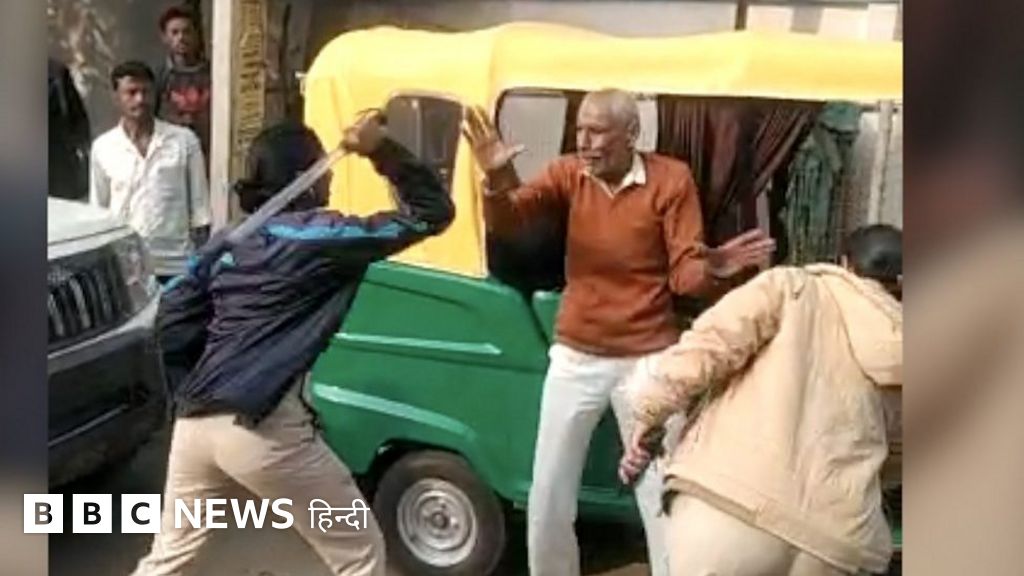 बुज़ुर्ग शिक्षक पर डंडे बरसाती दिखीं महिला पुलिसकर्मी