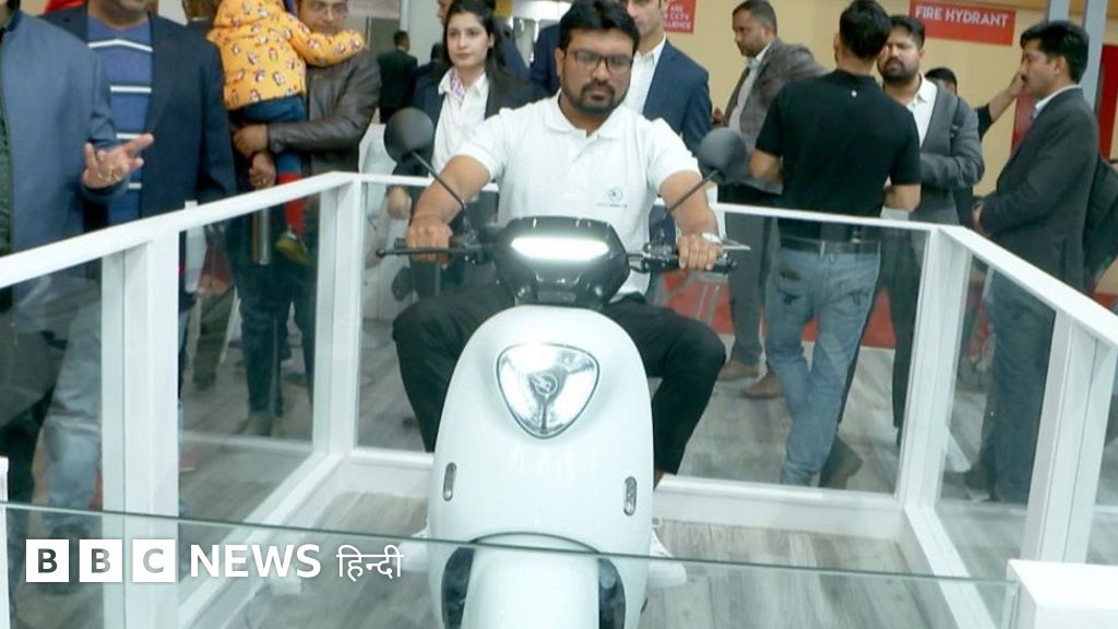 ऑटो एक्सपो 2023: बिना स्टैंड के बैलेंस होने वाला ये स्कूटर देखिए