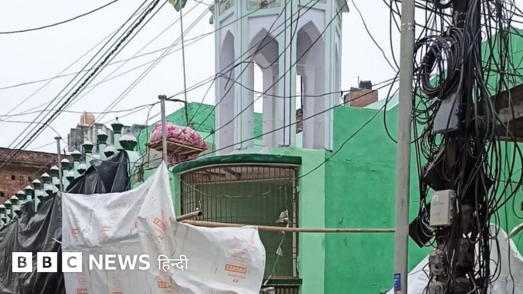 यूपी में होली के मौक़े पर कुछ ज़िलों में मस्जिदें क्यों ढँकी गईं