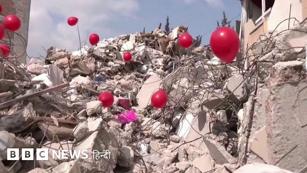 तुर्की में मलबे पर क्यों बांधे जा रहे हैं लाल गुब्बारे?