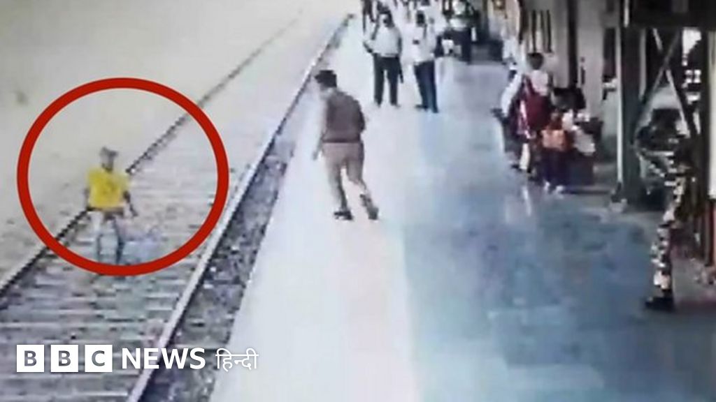रेलवे ट्रैक पर कूदा लड़का, पुलिसकर्मी ने बचाई जान