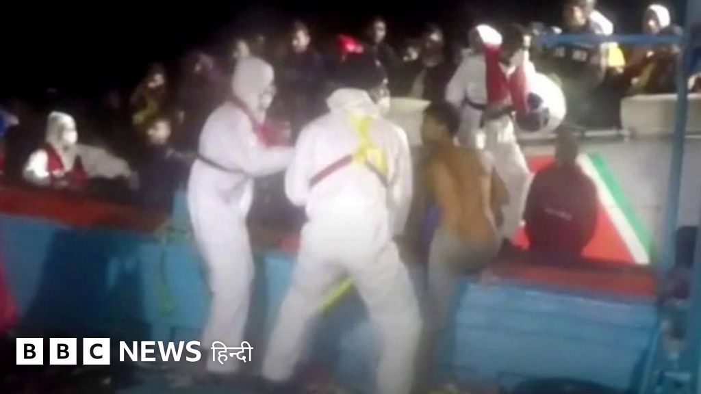 समंदर में फंसे 300 लोगों को बचाने का नाटकीय अभियान