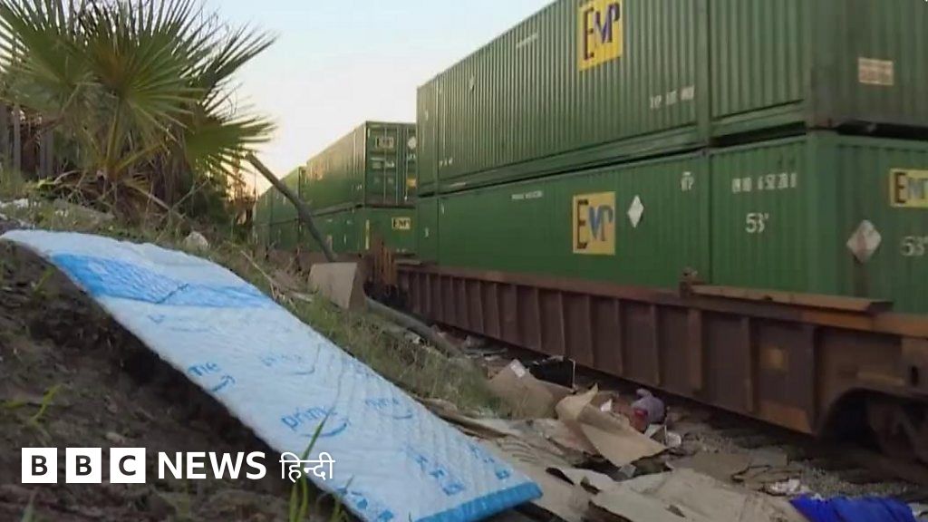 मालगाड़ियों में महालूट के बाद रेल पटरी पर फेंके खाली डिब्बे