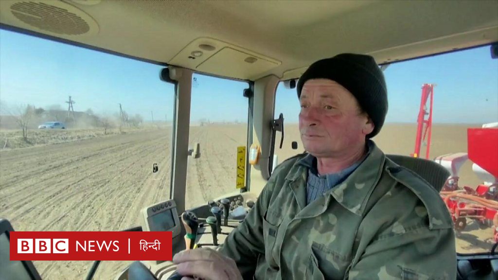 यूक्रेन में युद्ध के बीच खेती करता एक किसान