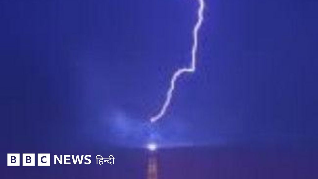 पेरिस में तूफान के बीच एफिल टावर पर बिजली गिरने का दृश्य