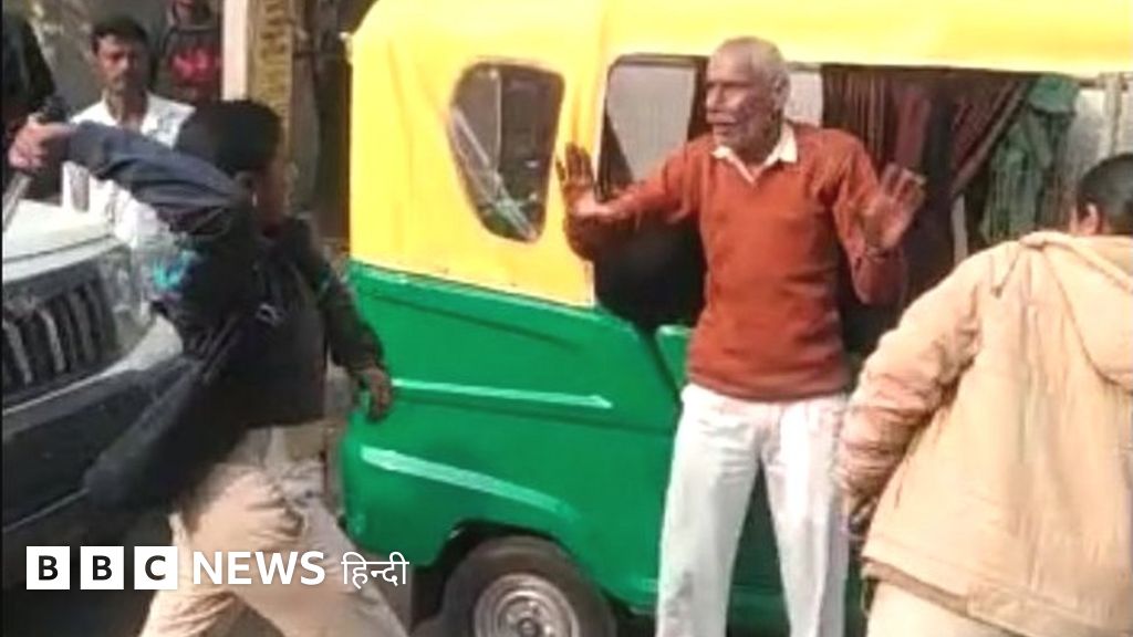बिहार: कैमूर में दो महिला होमगार्ड का शिक्षक को पीटने का वीडियो वायरल, क्या है मामला