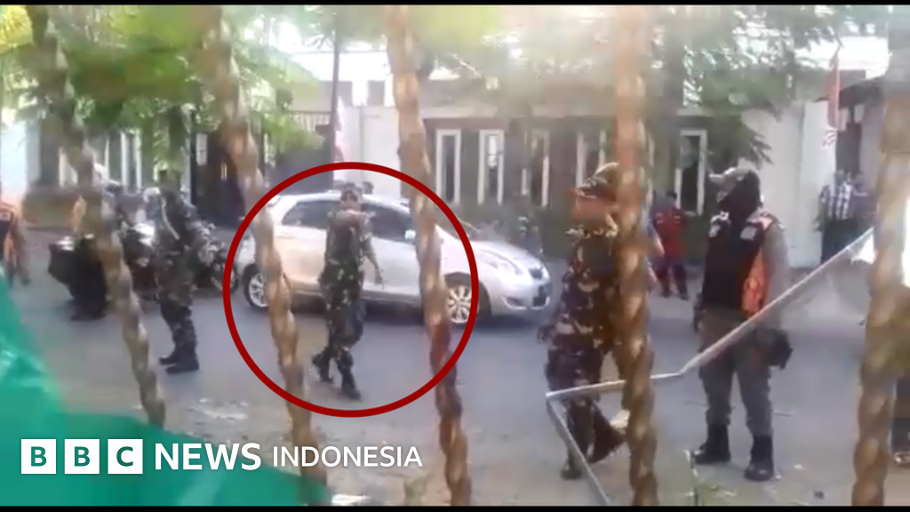 Asrama Papua: Cek fakta kasus bendera merah putih dan makian rasialisme di Surabaya - BBC News Indonesia