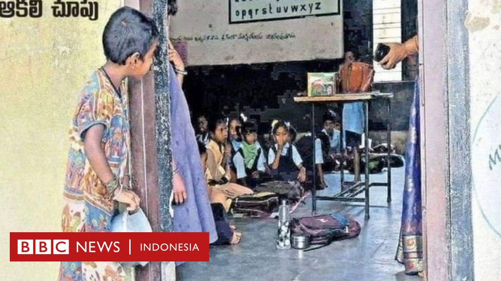 Foto viral dengan 'tatapan lapar' sambil mengintip kelas ...