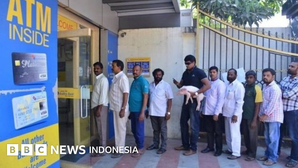 Bintang film India, Ravi Babu, bawa babi ke bank - BBC News Indonesia