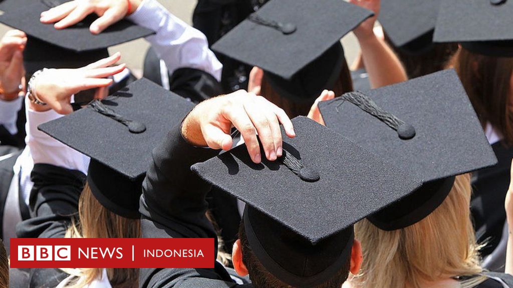 Dikecam anjuran mengenakan gaun  berdada rendah  saat 