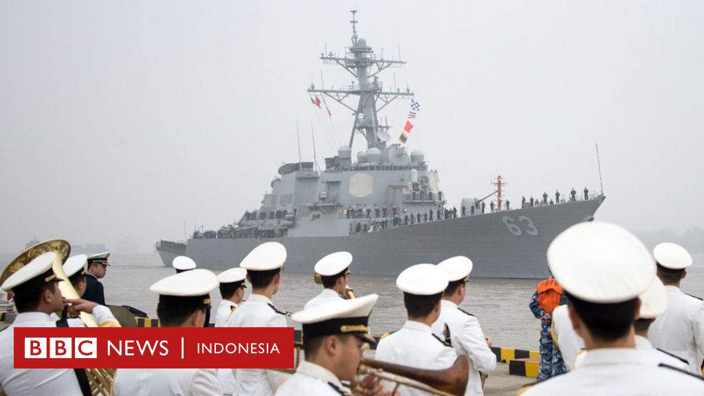 Kapal Perang AS Berlayar Di Dekat Pulau Sengketa Di Laut Cina Selatan ...