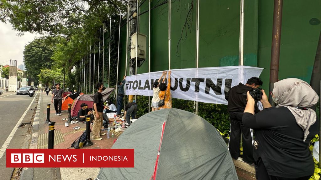 'Aksi piknik' sekelompok anak muda yang masih menentang UU TNI di depan gerbang DPR 'sampai menang'