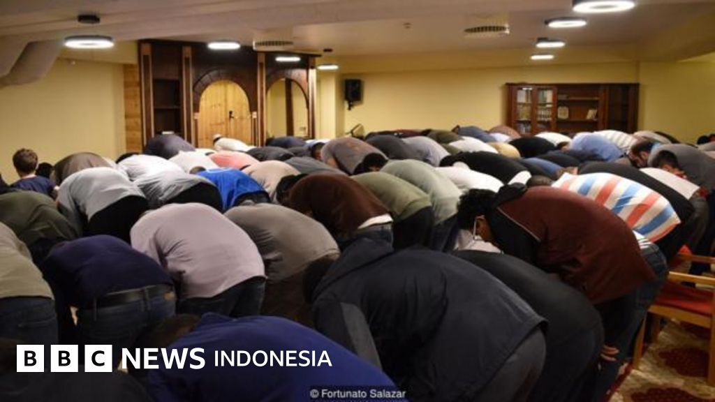 Cara umat Islam menentukan waktu salat di kota yang tak berhenti disinari matahari - BBC Indonesia