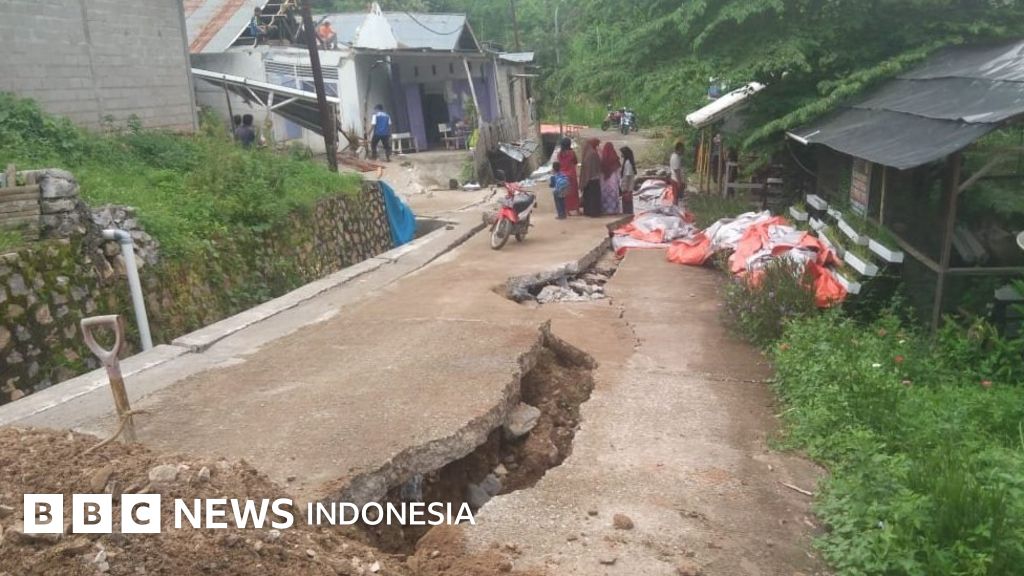 Belasan Rumah Rusak Akibat Pergerakan Tanah Di Sawah Lunto Bbc News Indonesia