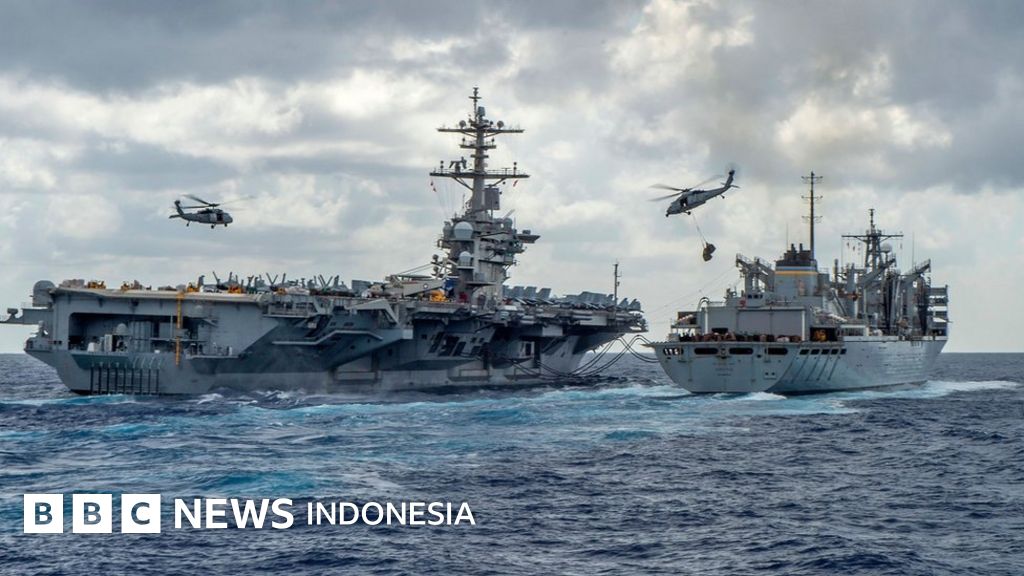 Iran Menggegerkan dengan Latihan Tembak Langsung Dekat Kapal Induk AS