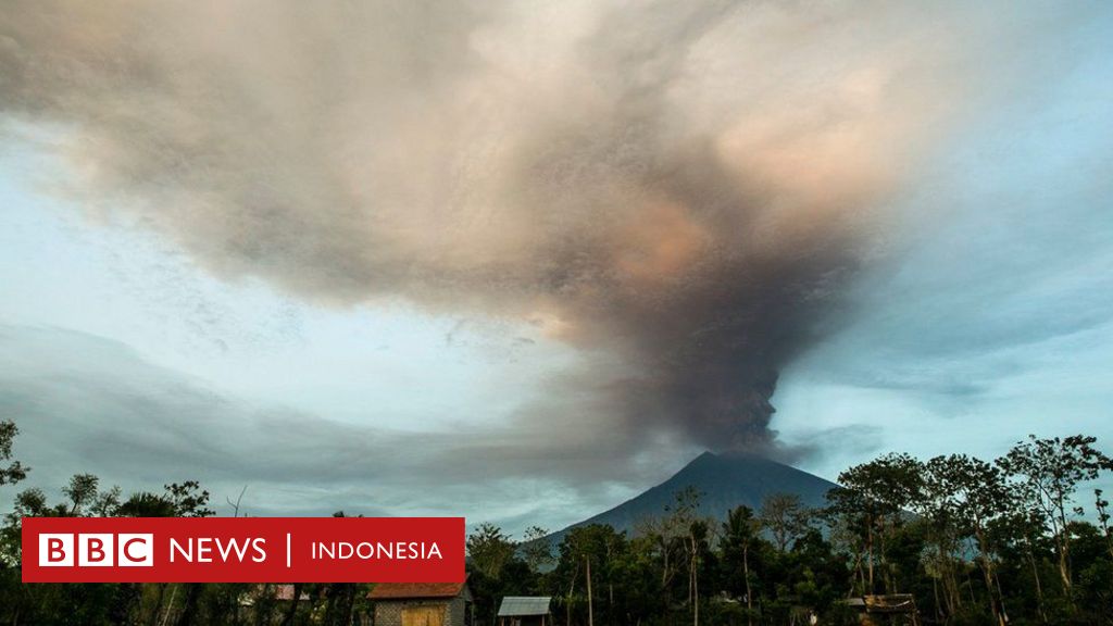 Mengapa ada warna  kemerahan di abu Gunung  Agung yang 