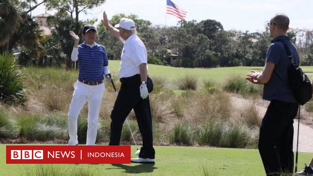 Habiskan Waktu Bermain Golf, Presiden Donald Trump Disentil Hillary ...