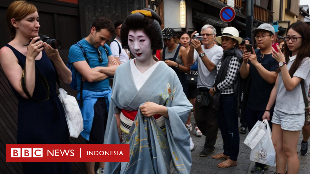 Как в японии называют женщин. Киото квартал гейш. Туристы в Японии. Япония туризм. Иностранные туристы в Японии.