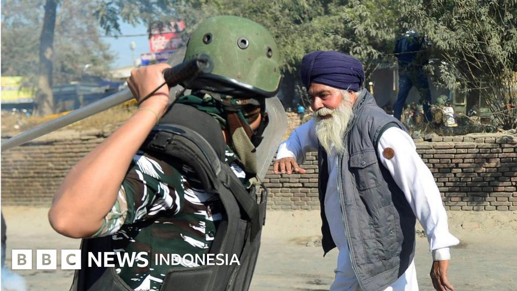 Petani India: Foto viral pria tua yang dipukul polisi menggambarkan