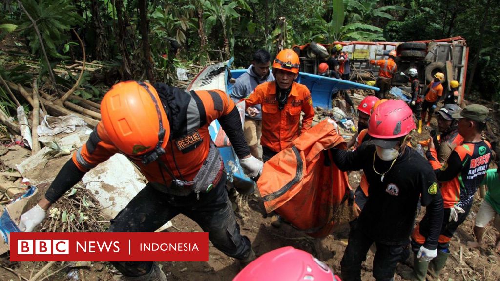 'Bukan musim hujan yang normal' - 24 orang tewas akibat banjir dan longsor di berbagai wilayah