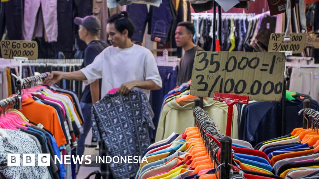 Purbaya hendak terbitkan aturan berantas pakaian bekas impor – Kenapa produk ilegal itu sulit ditangani? - BBC