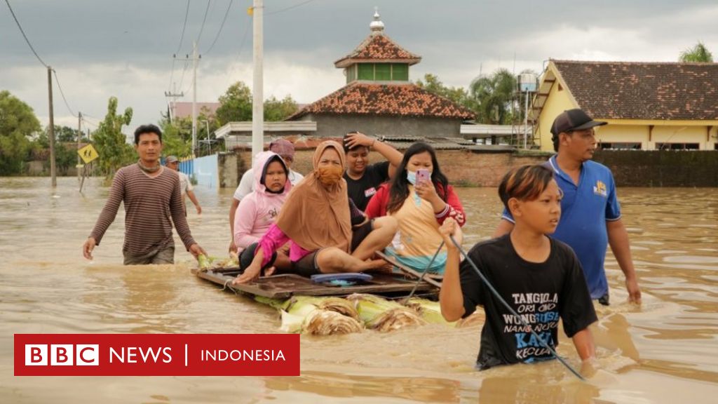 Banjir yang melanda ibukota mengakibatkan aktivitas perekonomian lumpuh total. sebagian masyarakat s