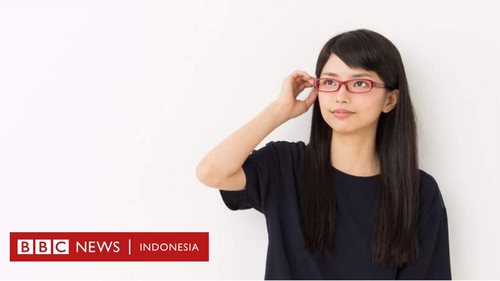 Di Jepang  perempuan dilarang memakai kacamata  di tempat 