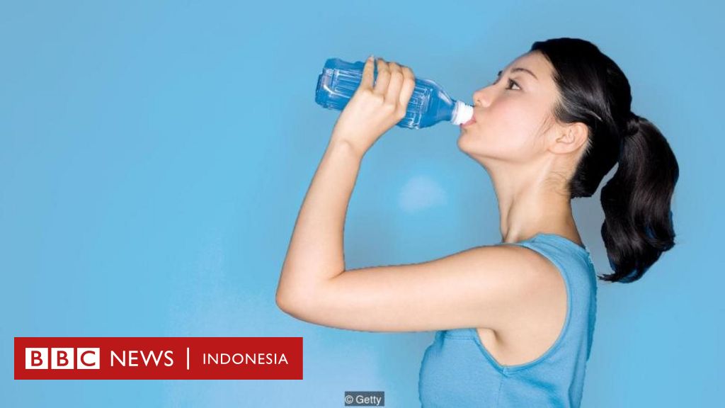 Berapa banyak air putih yang perlu kita konsumsi dalam sehari? - BBC News  Indonesia