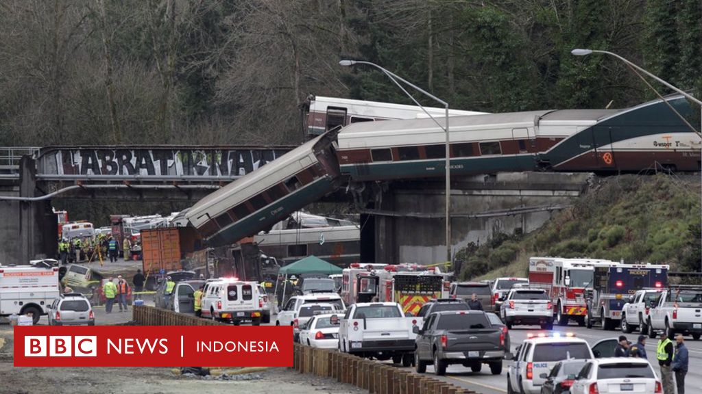 Kereta Api Ke Luar Rel Dan Terlempar Ke Jalan Tol Di As Jatuh Korban Jiwa Bbc News Indonesia