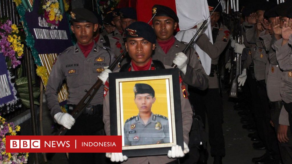 Isak Tangis Iringi Pemakaman Gilang Polisi Korban Bom Kampung Melayu Bbc News Indonesia 7398