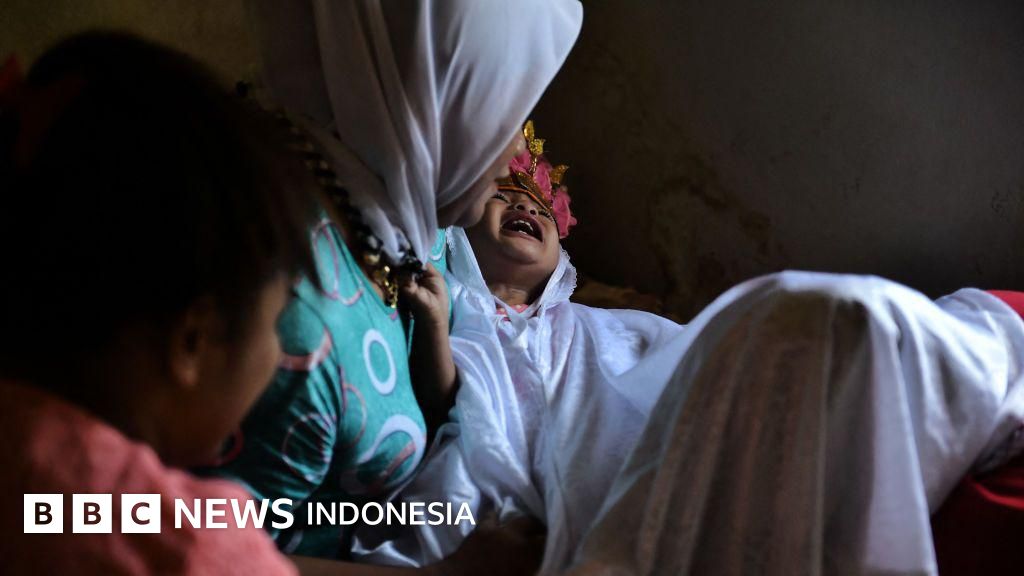 Shaffof kiyingan busty qiz BDSM qora va oq fotosurat